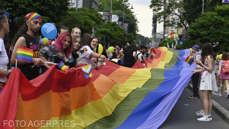Timpul prezent - România e obligată de CEDO să recunoască și să protejeze familiile formate din persoane de același sex
