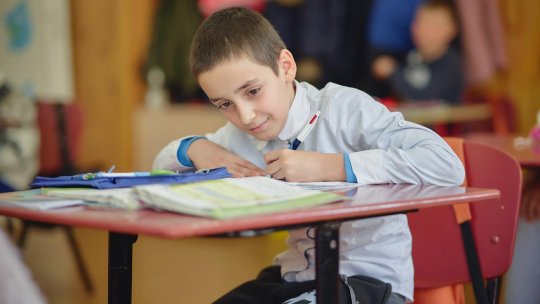 Ziua Românilor de pretutindeni. Mesajul unui băiețel din programele World Vision România: “Vorbesc cu tati în fiecare zi la telefon”