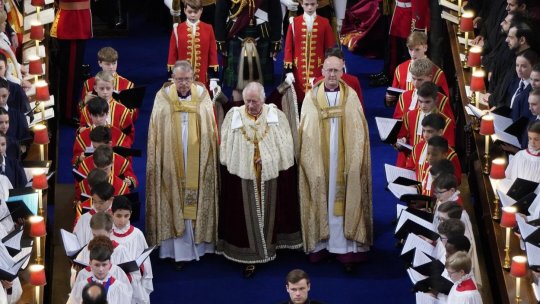 A început ceremonia de încoronare la Westminster Abbey