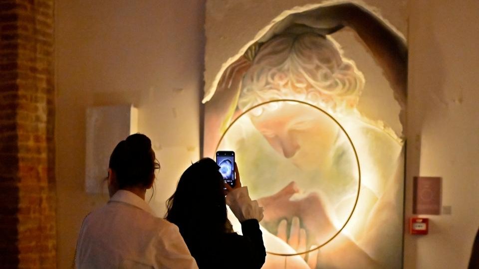 Un show de artă, design, lumini și experiențe olfactive