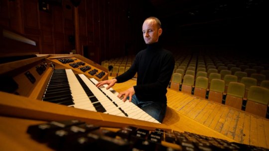 Eduard Antal cântă pe orga recent restaurată a Bisericii Evanghelice din Bistriţa, în avanpremieră la ediţia a V-a a Turneului naţional “Orgile României”