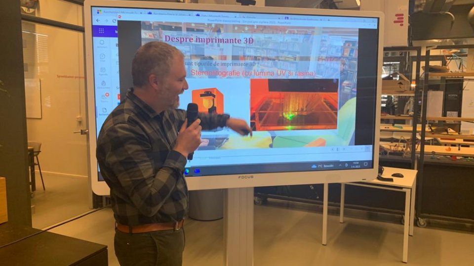 Ilustrată din Amsterdam – Curs de știință pentru copiii români din diaspora