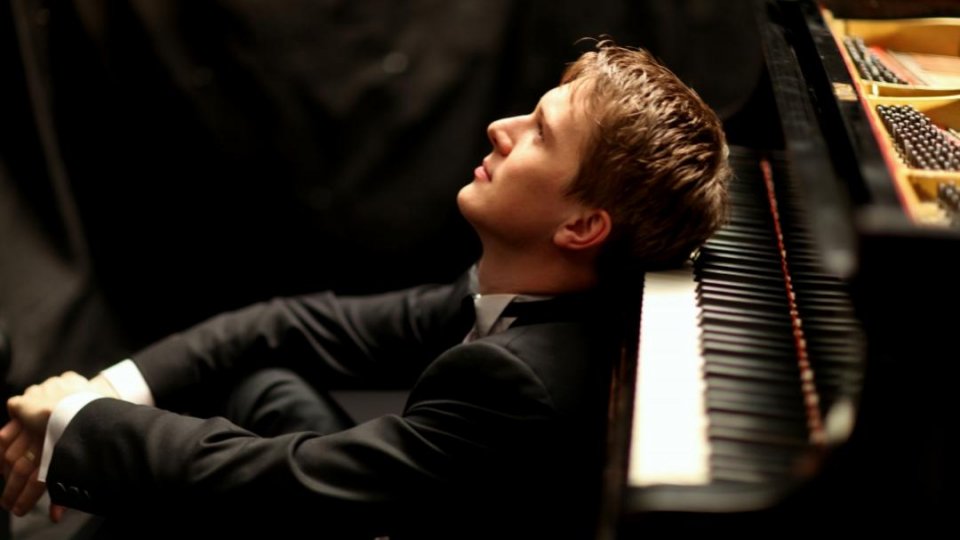 Sergiu Tuhuțiu revine pe scena Teatrului Godot, într-un concert dialog între sunet și tăcere Solitudes, duminică, de la 19:30