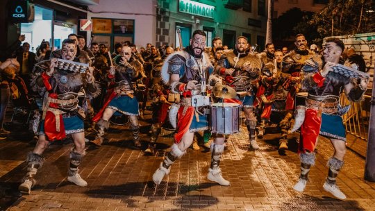 30 iunie – 2 iulie: acrobaţii aeriene, spectacole pe apă, personaje fantastice şi instalaţii vivante, la Festivalul Internaţional de Teatru de Stradă Bucureşti – B-FIT in the Street! #12