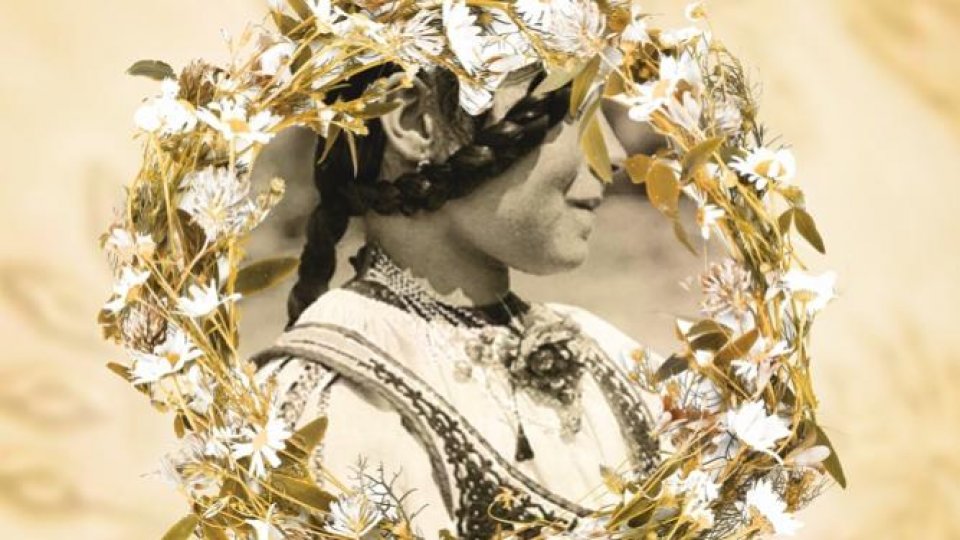 Pășește alături de Sânzâiene în expoziţia „Miresele soarelui” de la ARCUB: între 19 și 25 iunie, cămăși tradiţionale de peste 100 de ani, podoabe vechi, proiecții în mișcare și instalaţii florale