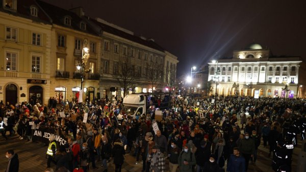 Timpul prezent - Democrația în stradă: 500.000 de oameni protestează împotriva guvernului conservator de la Varșovia