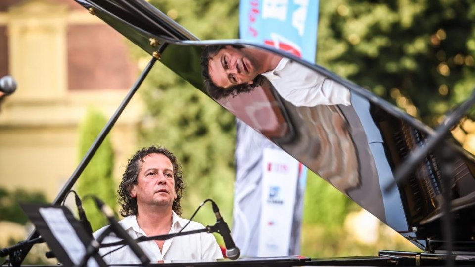 Flautul Fermecat și Pianul călător, în aer liber la Alba Iulia, la „Sărbătoarea muzicii”