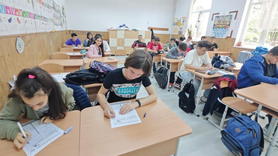 O treime dintre adolescenţii din mediul rural spun că nu sunt la fel de fericiţi precum colegii lor