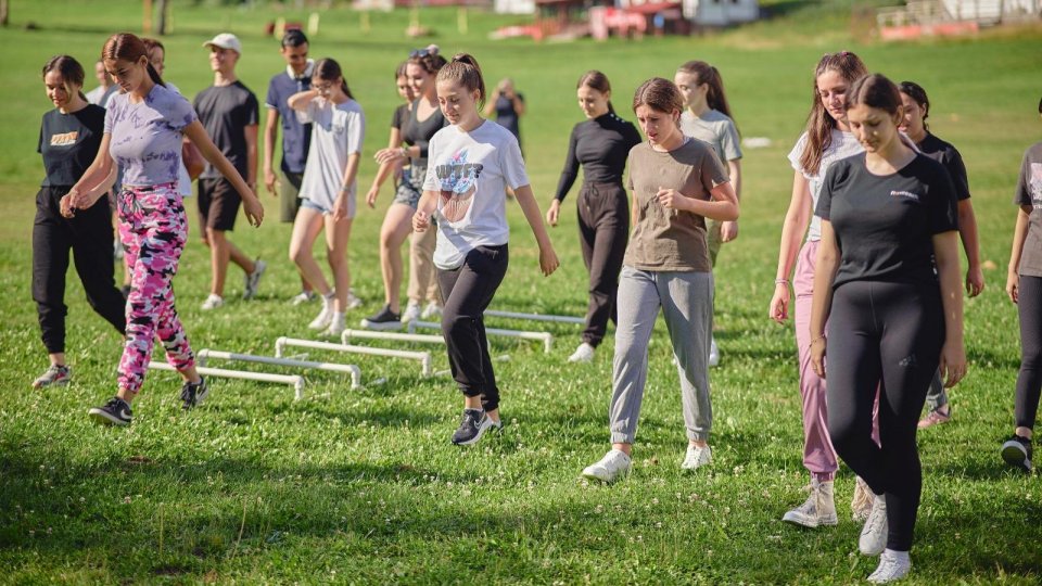 Sondaj World Vision România: Patru din zece adolescenți nu au cunoscut vreodată bucuria unei tabere, iar șapte din zece se simt singuri în perioada vacanței de vară