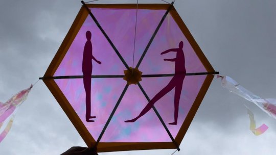 În spaţiul public, o acţiune solicitantă vizual şi ludic pentru trecători