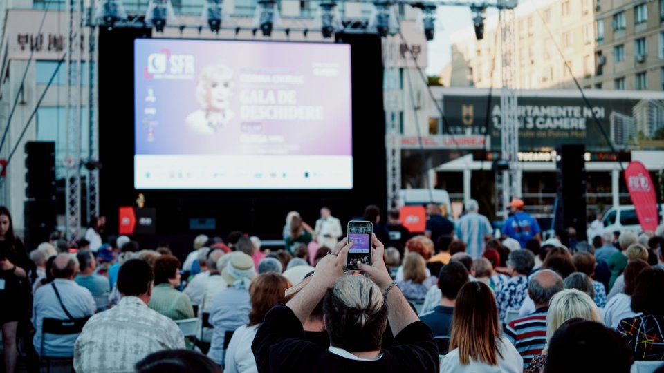 Aproximativ 1000 de spectatori la Gala de deschidere SFR 14  - Concert inedit Corina Chiriac