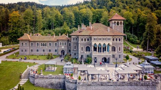 Icar se lansează în zbor de la Castelul Cantacuzino, în cadrul unei expoziții de sculptură semnată de Giorgio Butini