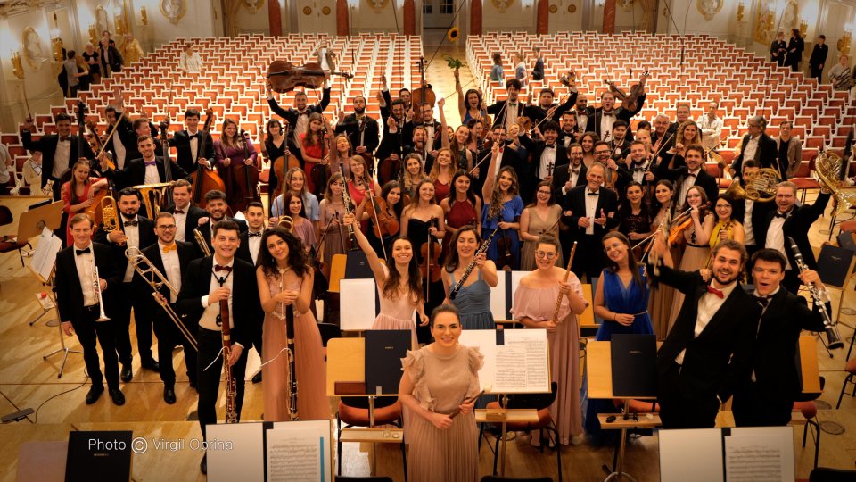 La 15 ani de la înfiinţare, Orchestra Română de Tineret, dirijată de Cristian Mandeal a susţinut două concerte de succes la Kassel şi Berlin, în Germania