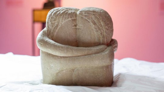 După o jumătate de secol, „Sărutul” de Constantin Brâncuși este expus timp de 10 zile la București!