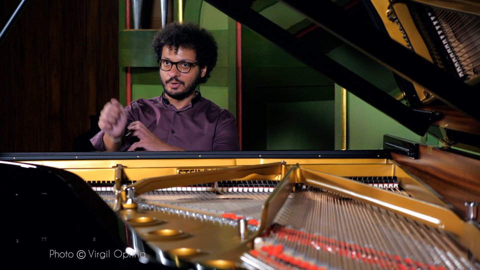Pianistul Cătălin Răducanu, concert în aer liber la Grădina cu Filme din București, în Turneul Național Un artist, un pian și un țambal - clasic, jazz, folclor
