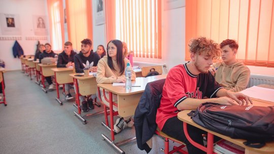 World Vision România cere reintroducerea burselor pentru elevii navetiști de la sate și a bursei de studiu: “Acestea asigurau o formă de sprijin pentru zeci de mii de copii din familii dezavantajate”