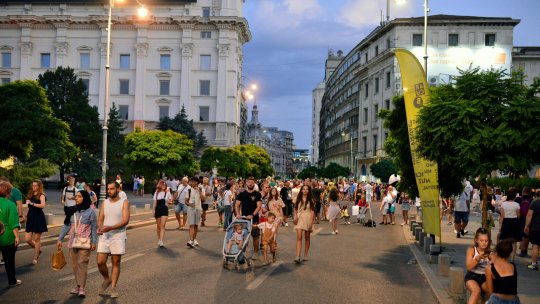 „Străzi deschise – București, Promenada urbană” se extinde pe șoseaua Kiseleff cu exerciții de dictare și spectacole-lectură, iar pe Calea Victoriei, revine cu mini-concerte, teatru, magie și demonstrații de pictură