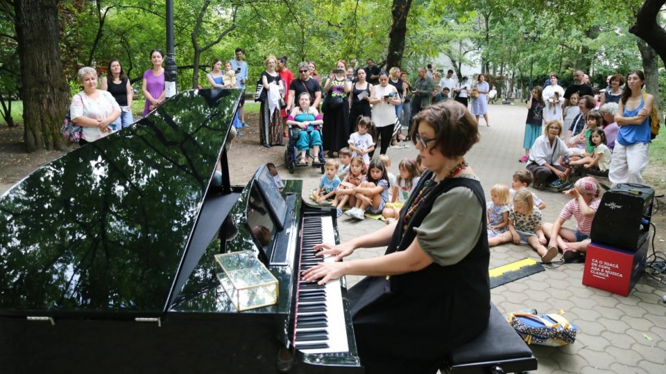 Soundcheck:  PIANO EXPRESS scoate muzica clasică din sălile de concerte şi o aduce în cartiere, în mijlocul bucureştenilor, prin intermediul pianistei Adriana Toacsen şi al invitaților săi, în fiecare sâmbătă a lunii septembrie 2023