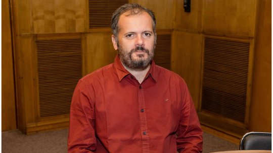 Radu Vancu: “Nu știu dacă poezia poate să vindece, dar uneori poate să anestezieze și poate să cicatrizeze”