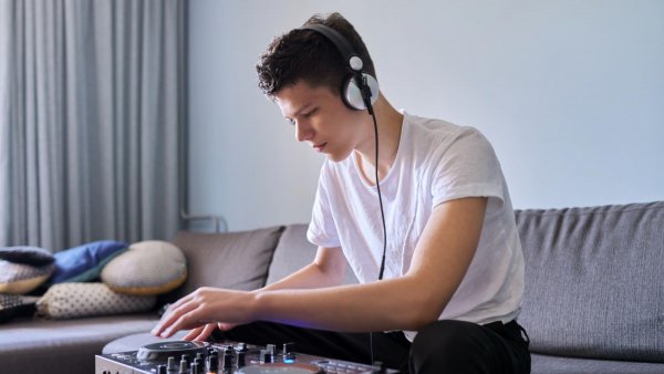 Generația Z: Muzica - impactul transformărilor digitale asupra tinerilor muzicieni