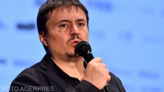 Interviu cu regizorul Cristian Mungiu, la Revista Literară Radio: ”Înainte de a începe să mă exprim prin imagini, am crezut că voi fi un povestitor în scris”.