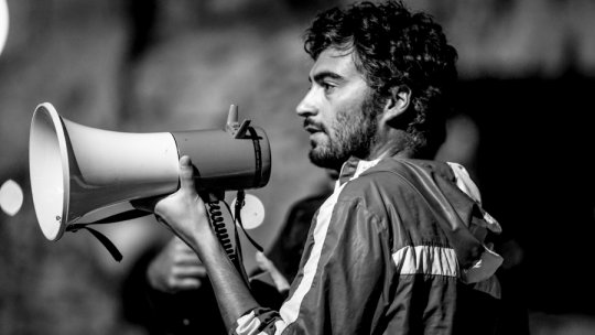 Sesiune de Q&A prelungită în stradă, ocazionată de prezența regizorului italian Giacomo Abbruzzese în cadrul Bucharest International Film Festival 2023