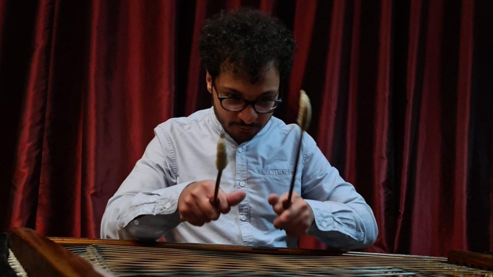 Soundcheck: Turneul Național Un artist, un pian și un țambal - clasic, jazz, folclor susținut de pianistul Cătălin Răducanu continuă să demonstreze că "Muzica e una!"
