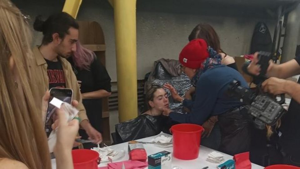 Isabelle Szymaszek : "În teatrele din toata lumea, problemele sunt aceleași, anume banii și sustenabilitatea. Când lucram cu mici companii de teatru trebuie să găsim idei foarte simple și eficiente pentru a veni în întâmpinarea ideilor regizorului."