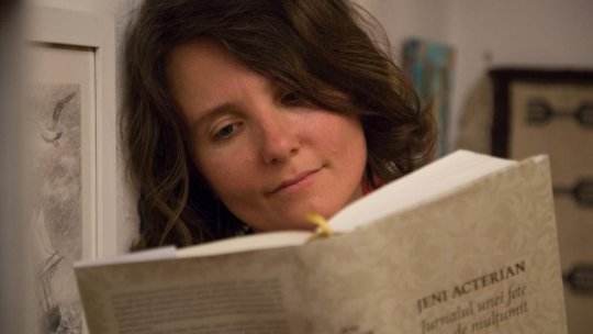 „Rămâi cu tine”: O călătorie filosofică și poetică în universul adolescenților