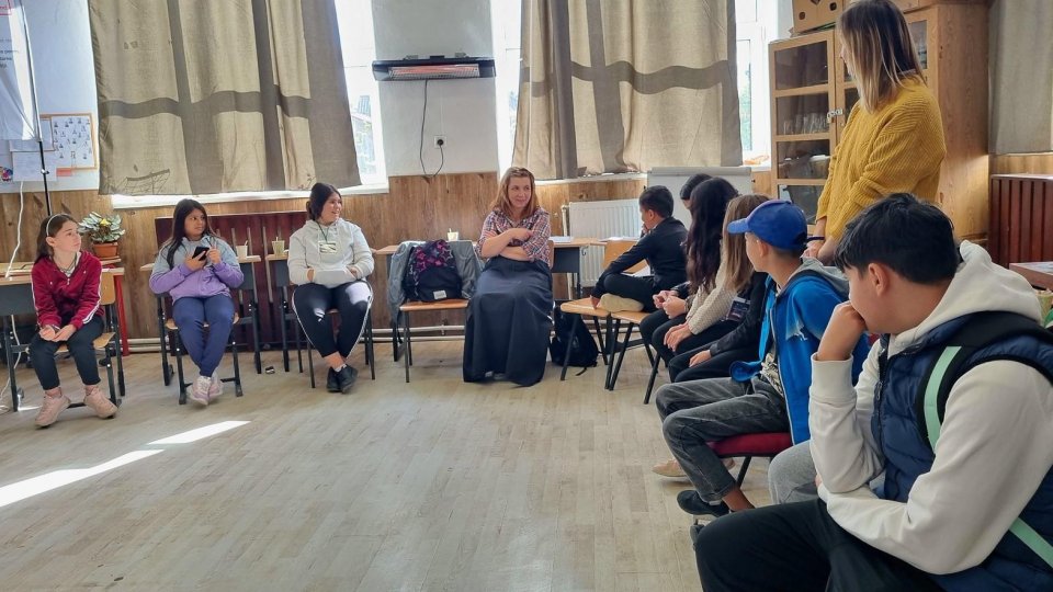 Marian Dămoc, președinte al Asociației Romanian Youth for Democracy: „Credem că cititul dezvoltă multe abilități și, implicit, dezvoltă conștiința civică. Asigurarea accesului la lectură este, până la urmă, un drept al tinerilor”