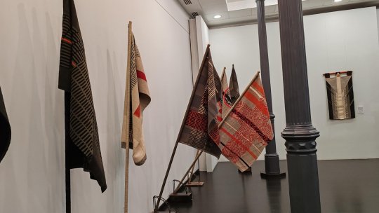 Concept artistic și reinventarea tapiseriei, la expoziția "Șerbana Drăgoescu" din cadrul Muzeului Colecțiilor de Artă