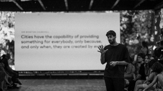 Urbanistul Lior Steinberg la UNFINISHED: "Relația cu orașul se schimbă fundamental când ai spații în care oamenii se simt în siguranță să meargă pe jos sau cu bicicleta"