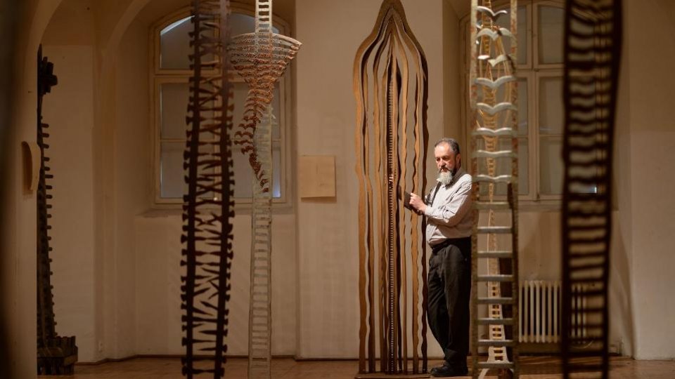 Unul dintre cei mai profunzi și sensibili artiști vizuali contemporani – sculptorul clujean Liviu Mocan este protagonistul emisiunii „Cult Top”