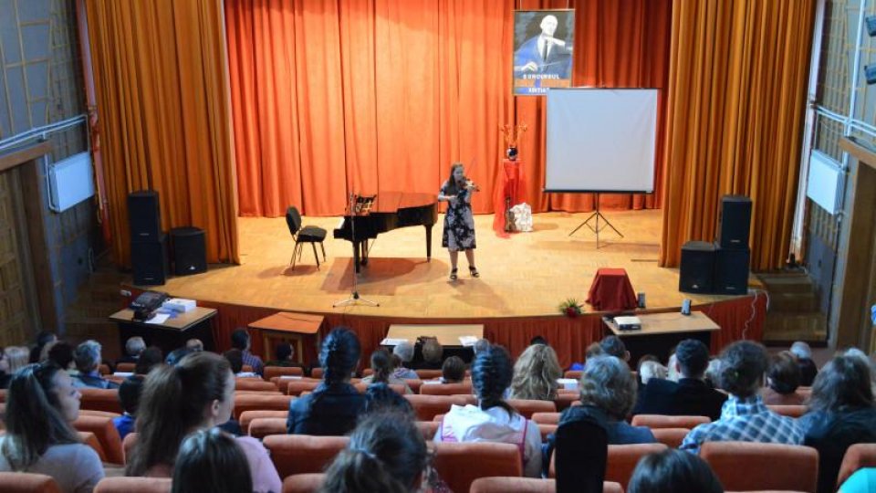 Născut în România cu violonista Maria Marica, câștigătoarea premiului întâi al secțiunii de vioară a Concursului Enescu 2022