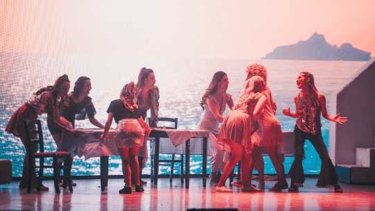 „Mamma Mia!” se joacă weekend-ul acesta pe scena Sălii Palatului. Un celebru actor de musical din Marea Britanie, în distribuția show-ului