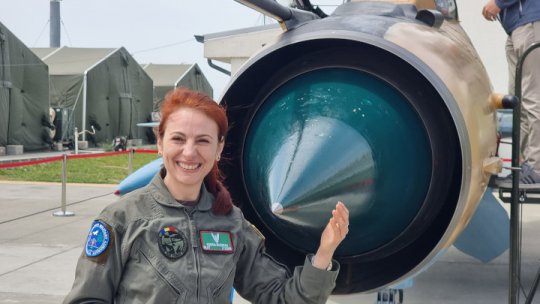 Născut în România cu locotenent comandor Simona Maierean, prima femeie din România care a zburat cu un avion supersonic
