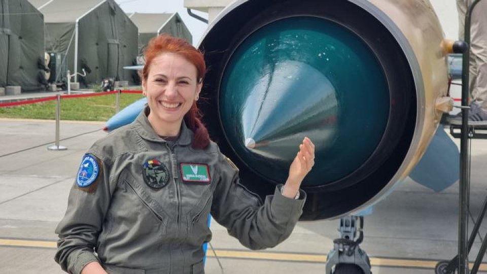 Născut în România cu locotenent comandor Simona Maierean, prima femeie din România care a zburat cu un avion supersonic