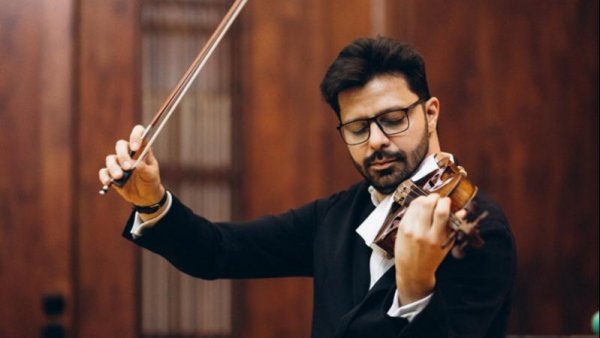Răzvan Stoica aduce vioara Stradivarius în colegiile din București, în cadrul proiectului „Un Stradivarius în școli”