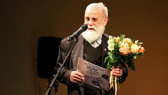 Ștefan Câlția desenează diplomele Galei Premiilor Radio România Cultural 2024