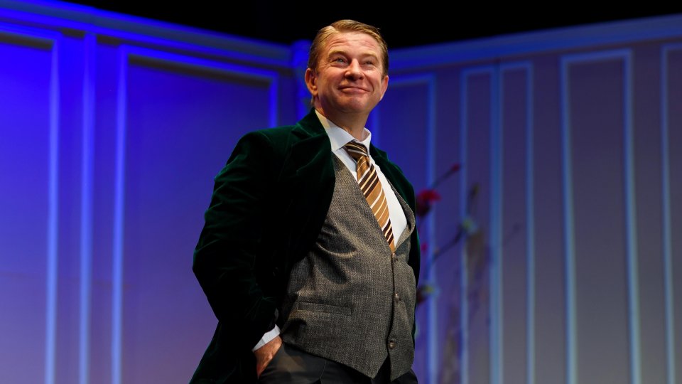 Pavel Bartoş în „...Escu” de Tudor Mușatescu, în premieră la Teatrul Stela Popescu pe 28 aprilie