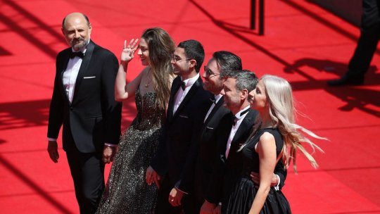 Trei kilometri până la capătul lumii, în regia lui Emanuel Pârvu,  primit cu aplauze la Cannes de către public și presă