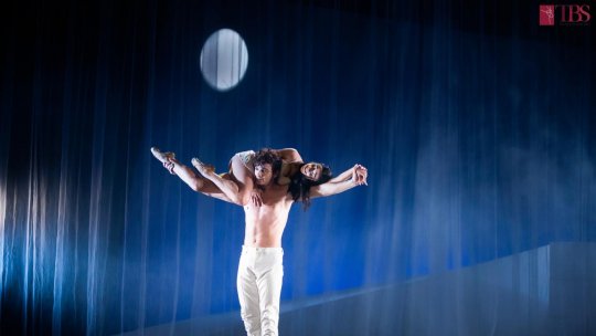 Teatrul de Balet Sibiu încheie stagiunea în Piața Mare, cu spectacolul de dans contemporan „Romeo și Julieta. Rock story”