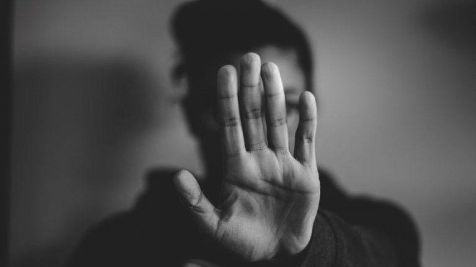Cum putem proteja tinerii de modelele toxice din mediul online - Studiu World Vision România