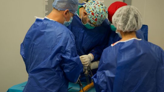 Premieră națională la un spital privat din Oradea: transplant osos de la un donator prin bancă osoasă pentru tratamentul unei tumori osoase agresive