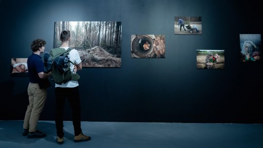 La Timișoara se deschide expoziția de fotografie de război FRONT, cu Vadim Ghirda și Larisa Kalik, la HEI - House of European Institutes