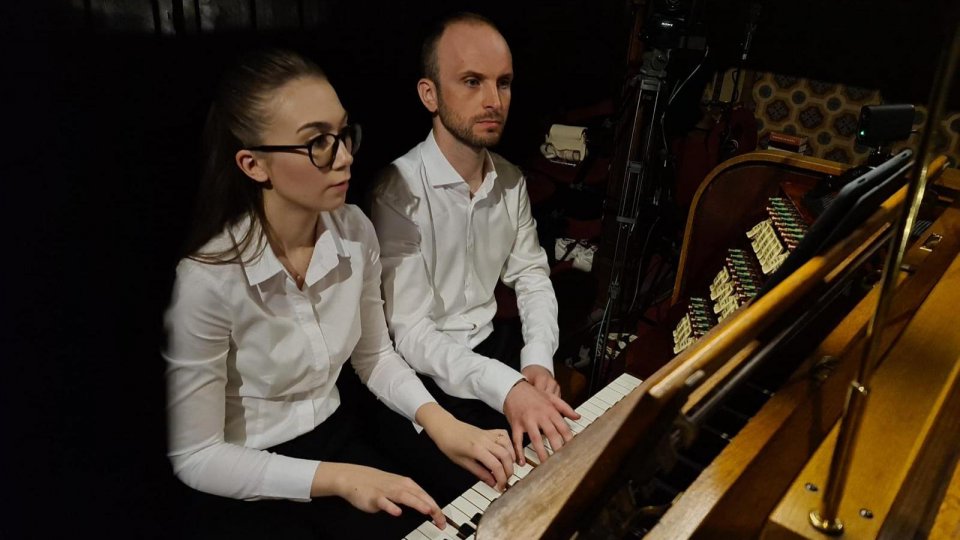 Organiștii Eduard Antal și Maria-Luisa Andrici concertează, pe 12 iulie, pe o orgă oferită de regele Carol I localnicilor din Săbăoani, Neamț