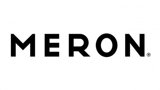 Artista Roxana Ajder explorează nostalgia verilor trecute în noua sa expoziție de la Meron Gallery - „Memories of Time Gone By”