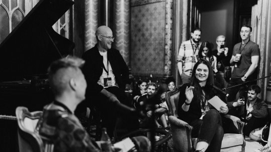 Daniel Jones, editorul rubricii Modern Love, te învață să scrii o poveste de iubire la UNFINISHED