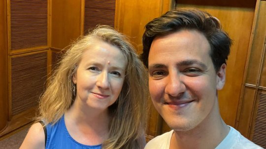 Alexandru Ivănoiu: „Teatrul are funcţia aceasta extraordinară a creării unui forum, a unui loc unde oamenii să îşi spună părerea, să simtă povestea împreună, ceea ce e foarte important, mai ales pentru nişte oameni care au plecat”