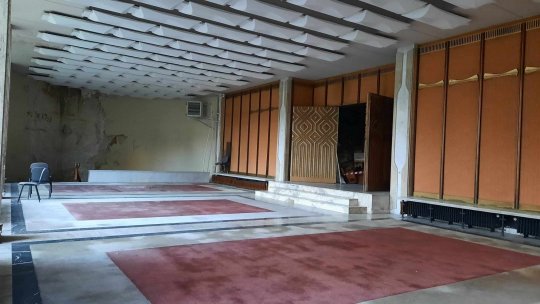 To live and die in a performance